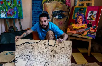 Donchi con uno de sus proyectos, un mapamundi con dibujos de cada país del mundo. FOTO Julio César Herrera.