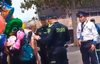 En el video se observa al adulto mayor rodeado por policías, mientras la mujer que graba alega con el supuesto agresor. 