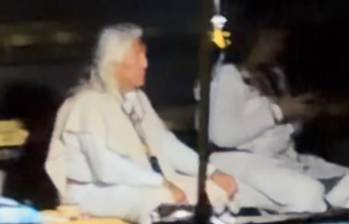 Un supuesto chamán fue captado durante el concierto de Ryan Castro en el Estadio Atanasio Girardot. FOTO: Redes sociales.