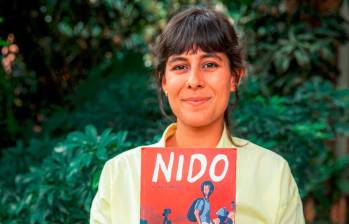  Laura Guarisco con su libro Nido. Foto: Carlos Velásquez. 