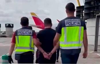 Cuatro integrantes de la red fueron capturados en el aeropuerto de Madrid. Tres en medio de la llegada de un vuelo de Bogotá. Más tarde se detuvo al cuarto, que viajaba desde Colombia en un vuelo posterior. FOTO: Captura de video en X (antes Twitter) @policia