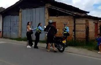 Momento en el que la agente de El Carmen de Viboral fue agredida.