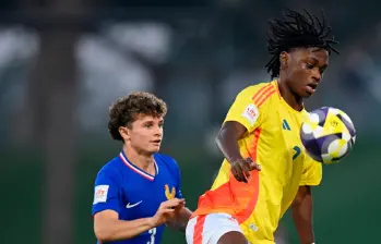 Flórez, quien durante el Mundial mostró desequilibrio, fue esta vez controlado por los jugadores franceses. FOTO @CONMEBOL