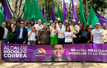 Portando banderas y pancartas, varios candidatos al Concejo de Medellín y la Asamblea de Antioquia de la Alianza Verde anunciaron su adhesión a la campaña de Rodolfo Correa este viernes. FOTO: CORTESÍA