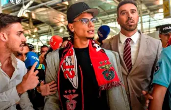 Esta es una de las imágenes que se compartieron en redes sociales sobre la llegada del antioqueño Richard Ríos a Portugal para concretar su vinculación con Benfica. FOTO TOMADA X @plusbenfica