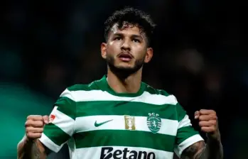 El colombiano Luis Suárez marcó doblete en la victoria parcial del Sporting Lisboa ante el campeón PSG francés. FOTO TOMADA @SportingCP