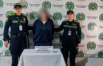 La mujer fue aprehendida dentro de un control rutinario de la policía en el terminal aéreo de Rionegro. FOTO: POLICÍA