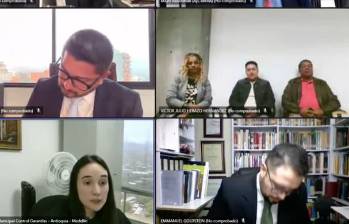 Yaneth Rúa, Misael Cadavid y Elkin González dentro de la audiencia de este miércoles. En la parte inferior izquierda, la juez Séptima Penal leyendo su veredicto. Los demás son los abogados. FOTO: IMAGEN DE LA AUDIENCIA