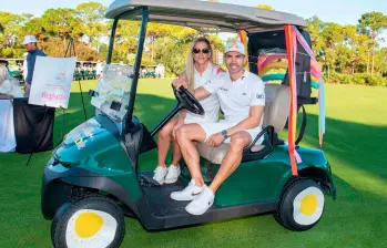 Camilo Villegas y su esposa María Ochoa durante uno de los recorridos del torneo que hace anualmente la Fundación Mia’s Miracles, para recaudar fondos. FOTO CORTESÍA 