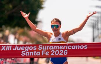 Carolina Velásquez celebra su histórica medalla de oro en el triatlón de los Juegos Suramericanos, en Santa Fe, Argentina. FOTO: @panamsports