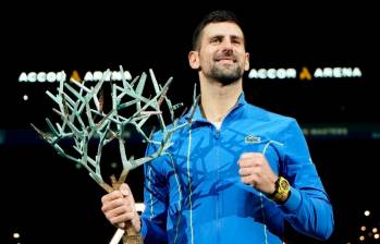 El serbio Novak Djokovic celebra un nuevo título en su brillante carrera deportiva. FOTO TOMADA @ROLEXPARISMASTERS