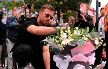 El inglés Jordan Henderson quien milita en el Ajax y jugó con Jota en Liverpool hasta el 2024 (fue capitán de los Reds), dejando un arreglo floral en memoria de Diogo y su hermano André. FOTO TOMADA X @LFC