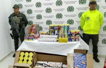 Entre el material incautado, hay 2.400 voladores, 19 volcanes y 81 bengalas. FOTO: Cortesía Policía Antioquia