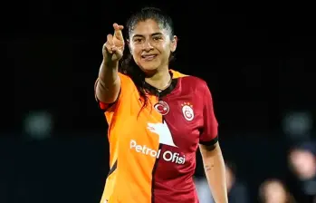 Catalina Usme celebrando uno de los dos goles que marcó con el Galatasaray durante su paso por ese equipo de Turquía. FOTO TOMADA @kadinfutbolGS