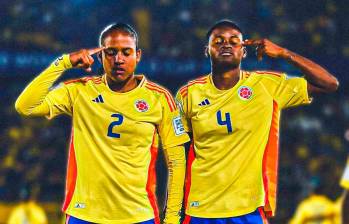 Mary José Álvarez (#2) y Yunaira López (#4), son las dos centrales titulares de Colombia en el Mundial Sub -20, ambas han marcado gol en el torneo. FOTO CORTESÍA FCF