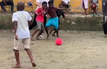 Imágenes tomadas del video compartido en las redes sociales de Matheus jugando con los niños del Chocó. FOTO PANTALLAZO DE X