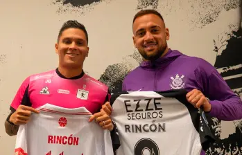 Maycon (derecha) capitán de Corinthians, y Juan Fernando Quintero, capitán de América, en el homenaje previo a Freddy Rincón en Brasil. FOTO: Tomada de X @AmericadeCali