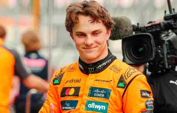 El australiano Oscar Piastri de McLaren celebra su pole position para el Gran Premio de España. FOTO TOMADA X @McLarenF1