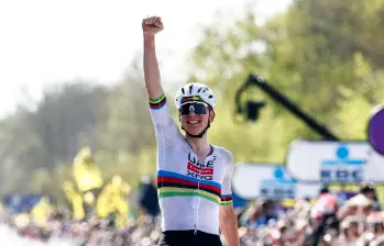 Tadej Pogacar ya suma 111 triunfos como corredor profesional. FOTO X-UAE