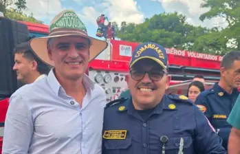 Deibi Arboleda (der.) había llevado el cuerpo de bomberos de Anorí a tener reconocimiento subregional. Acá, con el gobernador Andrés Julián Rendón. FOTO: CORTESÍA ALCALDÍA ANORÍ