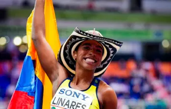 Natalia Linares y su alegría por lograr medalla en el Mundial de Polonia. FOTO @worldathletics