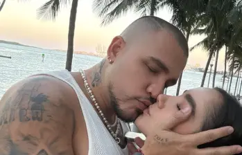 Jessi Uribe y Paola Jara revelaron su embarazo en un video grabado a bordo de su avión privado, donde mostraron imágenes de la ecografía. FOTO tomada de Instagram @paolajarapj
