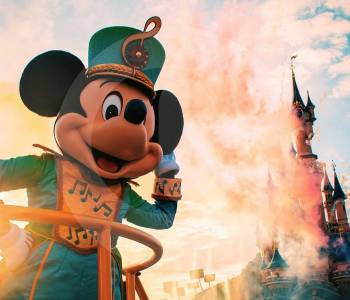 Británico con antecedentes por abuso sexual organizó falsa boda infantil en Disneyland París