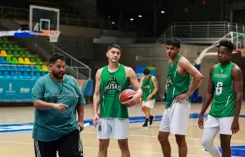 Luis Fernando Lopera durante uno de los entrenamientos de Paisas, junto a los jóvenes valores locales que hacen parte de la Selección Antioquia y del talento nacional del equipo profesional. FOTO Manuel Saldarriaga