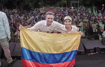 Laura Ahumada, esposa del alcalde de Barrancabermeja, Jonathan Vásquez, junto a Daniel Quintero en un evento de campaña, tanto de Quintero, como de Ahumada. FOTO: REDES SOCIALES/INSTAGRAM DE LAURA AHUMADA