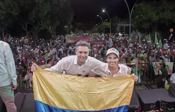 Laura Ahumada, esposa del alcalde de Barrancabermeja, Jonathan Vásquez, junto a Daniel Quintero en un evento de campaña, tanto de Quintero, como de Ahumada. FOTO: REDES SOCIALES/INSTAGRAM DE LAURA AHUMADA