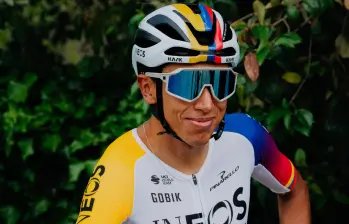 Egan, con la camisa de campeón nacional, inspirada en el recordado elenco Café de Colombia, evocará en el Giro a otras leyendas del pedalismo nacional. FOTO GETTY