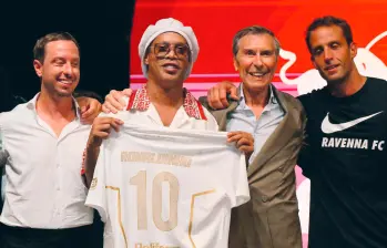 Ronaldinho en la presentación de su nuevo club. Como él, Juan Sebastián “Brujita” Verón y René Higuita, algunos de los jugadores que volvieron del retiro. FOTO GETTY