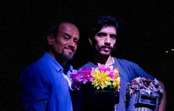 El actor Bernardo García y el director Carlos Ruge llevaron a escena una obra inspirada en hechos reales vividos por una actriz colombiana. Foto: Julio Herrera.