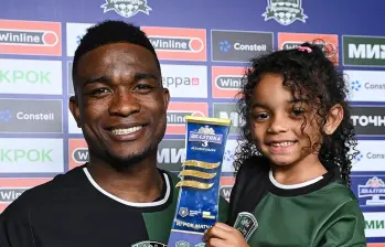  Jhon Córdoba tiene contrato con el Krasnodar hasta 2027. El jugador colombiano, quien celebra con su hija, espera ser llamado a la Selección Colombia. X-KRASNODAR