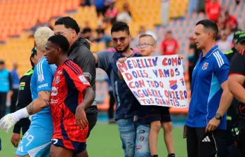 En esta imagen se ve como Yefferson Rodallega trata de llevarse a Washington Aguerre para que no siga en la disputa con un hincha. FOTO JUAN ANTONIO SÁNCHEZ 