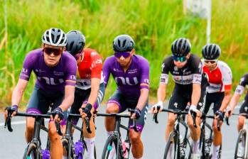 Rodrigo Contreras (adelante), uno de los corredores que ha regresado al ciclismo de Europa en dos oportunidades y que en el país es una de las figuras. En 2024 ganó el Tour y la Vuelta a Colombia. FOTO: Cortesía NU 