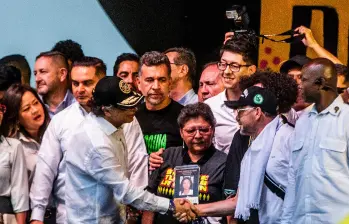 Una imagen controversial del acto de este sábado fue la presencia en tarima de los jefes de bandas del Valle de Aburrá, a los cuales Petro saludó. FOTO: EL COLOMBIANO