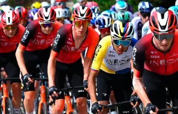 Egan Bernal, vigente campeón nacional de ruta, sorprende con su nivel en el Giro. FOTO: X-INEOS
