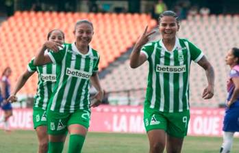 Manuela González celebra con sus compañeras de Atlético Nacional el primer gol de la temporada en el triunfo 3-0 ante Fortaleza. FOTO CORTESÍA ATLÉTICO NACIONAL 