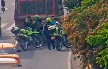 La Policía llegó a imponerle sanción al conductor de la volqueta. Foto: captura de video. 