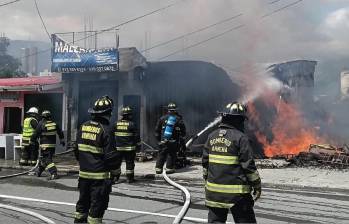 Bomberos de Armenia intentando apagar un incendio. FOTO: CORTESÍA REDES SOCIALES.