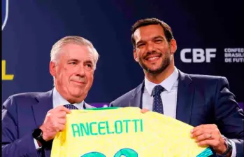 Carlo Ancelotti junto a Samir Xaud en su presentación como nuevo seleccionador de Brasil. OTO TOMADA X@CBF_Futebol