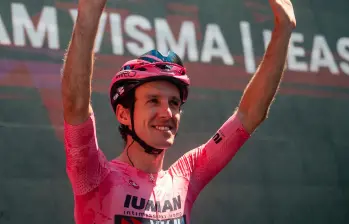 Simon Yates conquistó su segunda carrera de tres semanas al vencer en el Giro-2025. Antes se impuso en la Vuelta a España-2018. FOTO X-VISMA