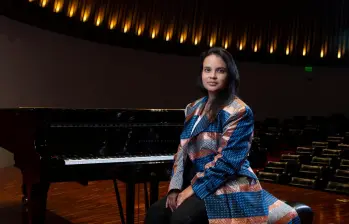 Eliana Echeverry (1990), es pianista, compositora y arreglista. El año pasado estrenó Diez lunas para una espera, una obra inspirada en el libro homónimo de la escritora y gestora cultural Velia Vidal. FOTO Cortesía Andrea Moreno.