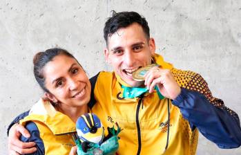 Ángel Hernández, junto a su mamá, quien de paso es su entrenadora, celebra el oro logrado en la prueba de gimnasia trampolín en los Juegos Panamericanos. FOTO CORTESÍA COC