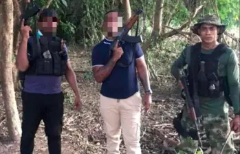 A la derecha aparece alias “Yao”, en uno de los videos intimidantes distribuidos por redes sociales en La Guajira. FOTO: CORTESÍA.