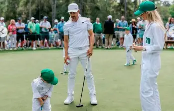 Camilo junto a su esposa María Ochoa y su hijo Mateo en el campo de golf, donde el pequeño ya empezó a mostrar interés por este deporte. Foto: Cortesía 