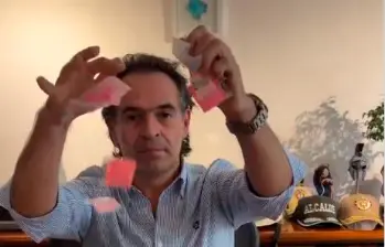 El alcalde le dio vehemencia a sus palabras con las papeletas de tusi en su escritorio que lanzó al aire. FOTO: CAPTURA DE PANTALLA