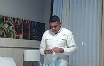 Captura de video donde supuestamente aparece el sargento contando fajos de billetes. FOTO: CAPTURAS DE VIDEO