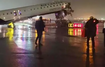 Accidente entre un avión y un vehículo de emergencia en el aeropuerto LaGuardia dejó víctimas mortales y decenas de heridos. FOTO: redes sociales. 